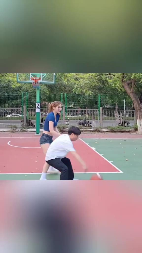 集夢會長背打一米8的女生，這是真打球??！