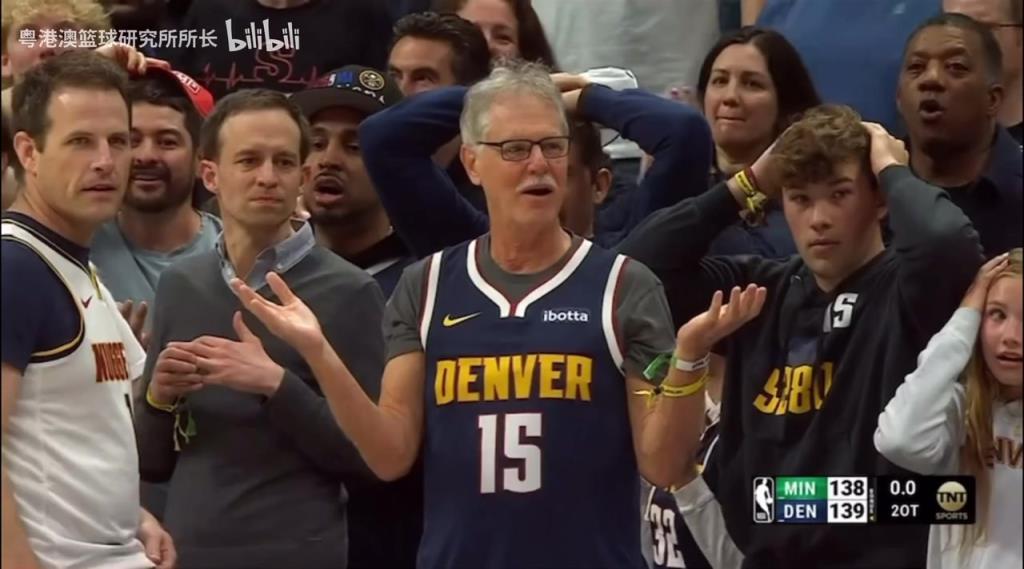 導(dǎo)火索？回顧此前掘金對(duì)陣森林狼，威少送出三分犯規(guī)后的眾生相！