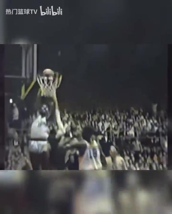 這是怪物嗎？張伯倫高中時(shí)期是怎么打球的？校園里的明星！