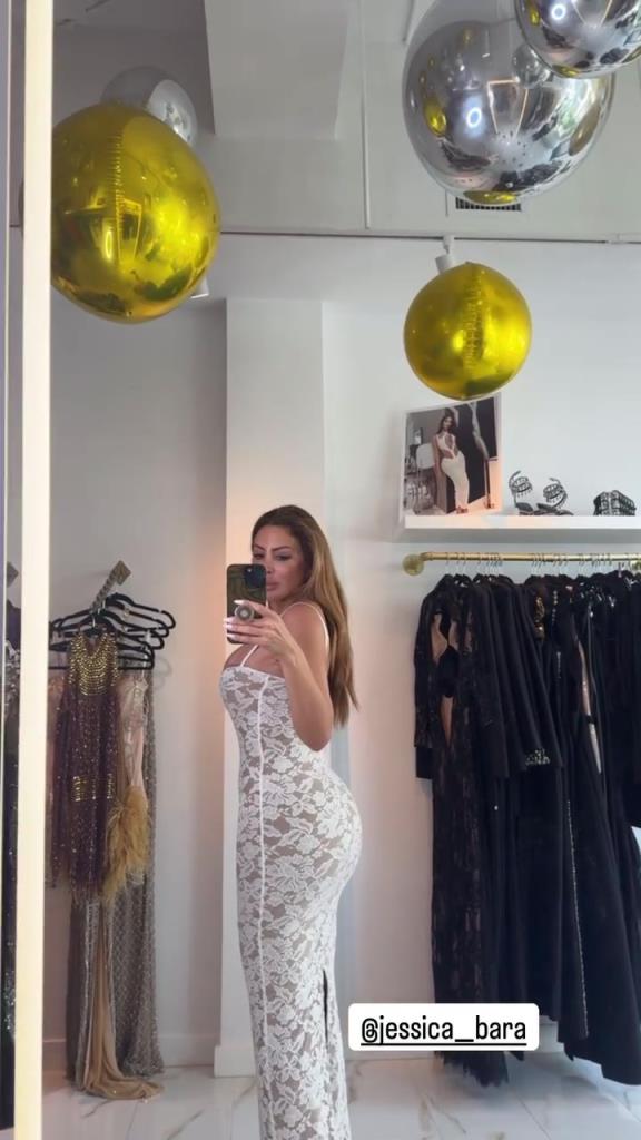 徐娘半老！皮蓬前妻穿吊帶裙自拍，這身材也太炸裂了！