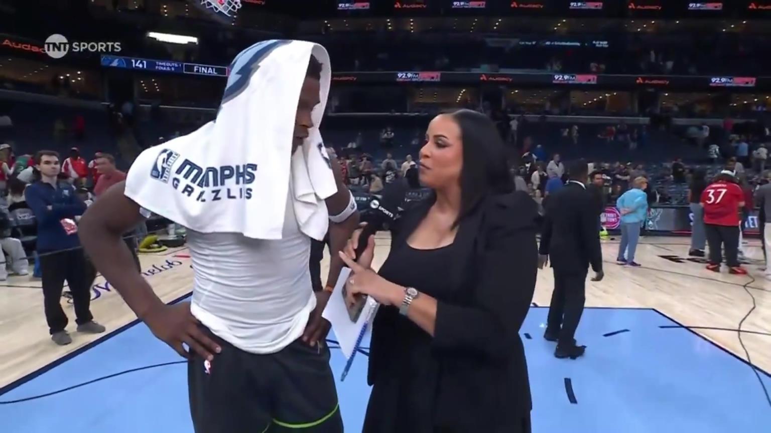 華子賽后接受一位豐滿女記者的采訪！