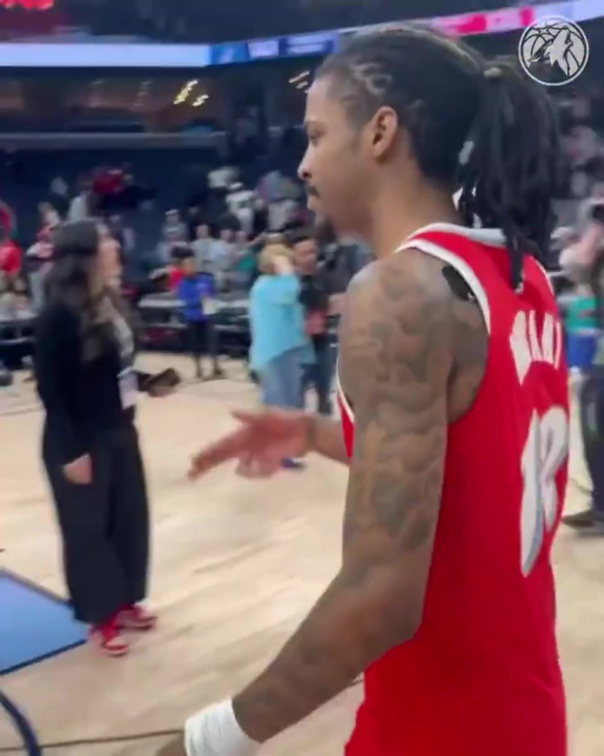 笑死！莫蘭特賽后與華子握手，竟然也是比出“手槍”的手勢(shì)