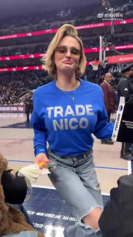 主場(chǎng)不準(zhǔn)球迷打印“解雇Nico”標(biāo)語(yǔ)，女球迷就出此下策