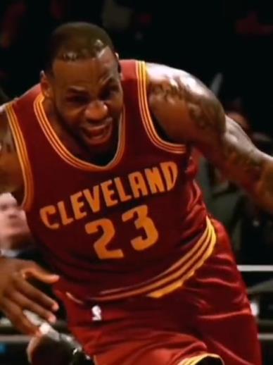 老詹這恐怖的大體格，完美詮釋什么叫“人型坦克”！