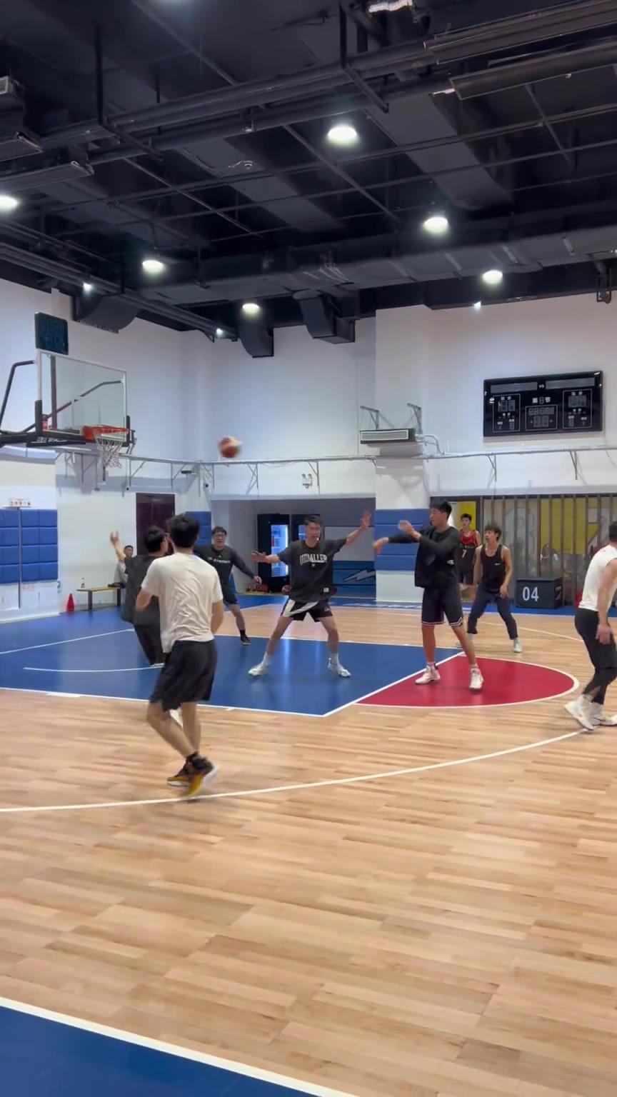 對手回家后：老婆，我今天在野球場匹配到巔峰馬刺隊(duì)了！