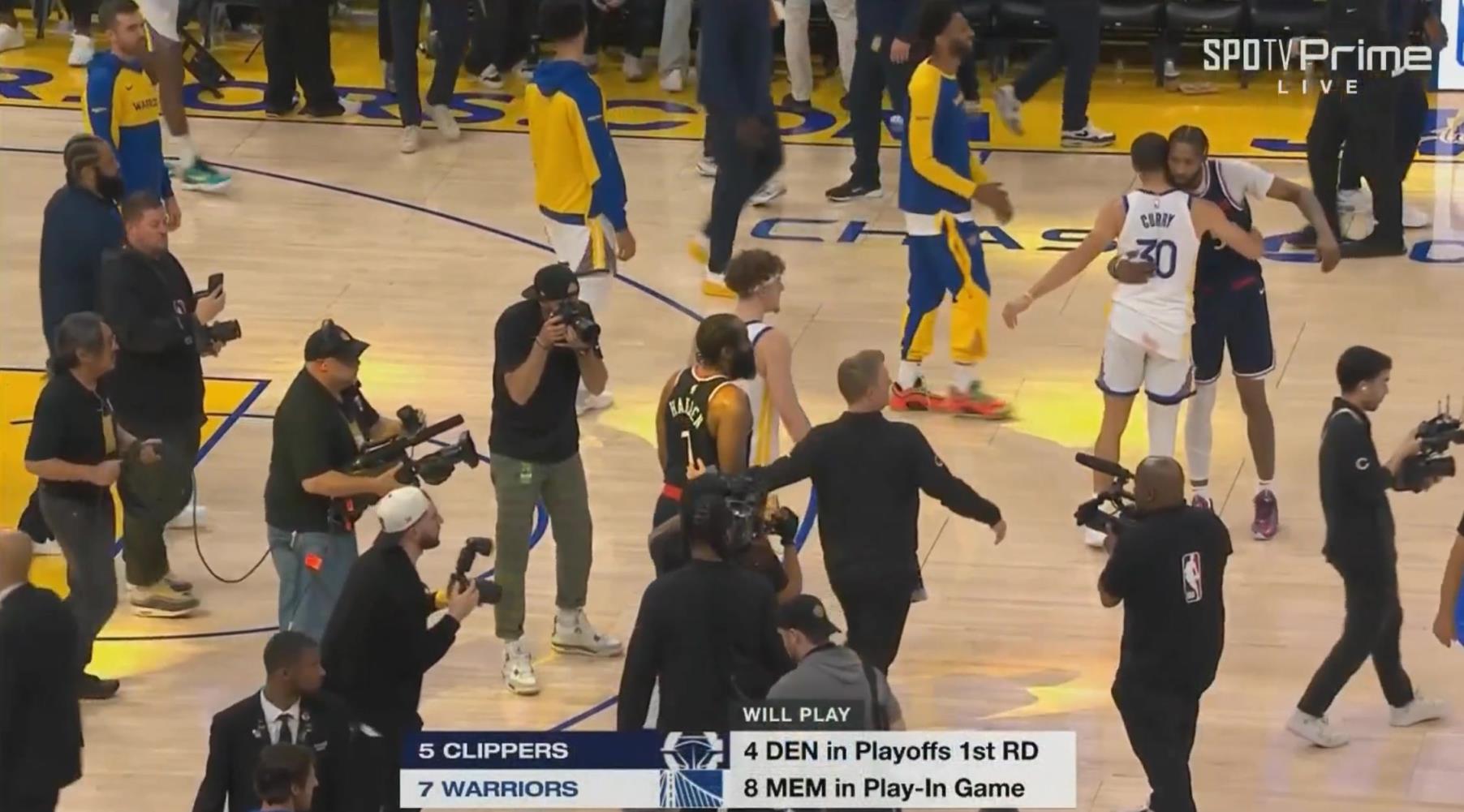 加時(shí)賽12分無解表現(xiàn)率隊(duì)獲勝！哈登賽后臉上笑容藏不住呀