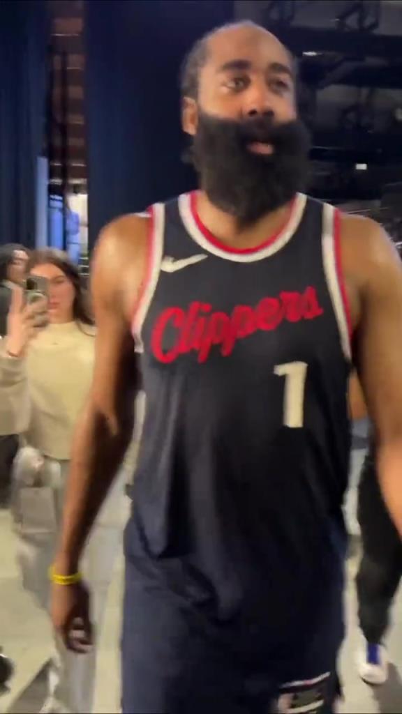 贏了！哈登賽后走回更衣室在球員通道和工作人員一一擊掌慶祝