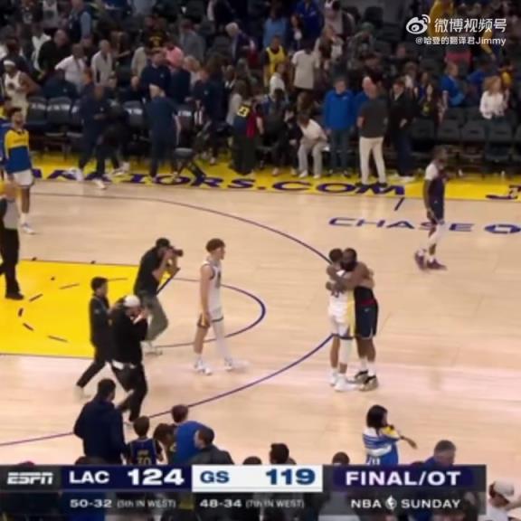 09雙雄傾盡全力！哈登和庫里賽后第一時間擁抱在一起