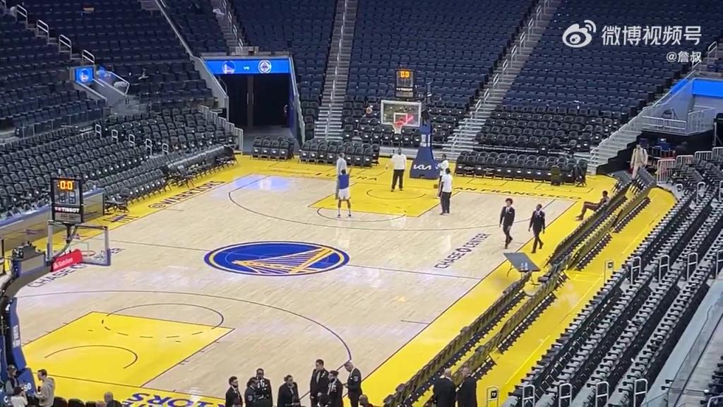 今天沒有得到出場機會！庫明加賽后還留在場地練習(xí)投籃