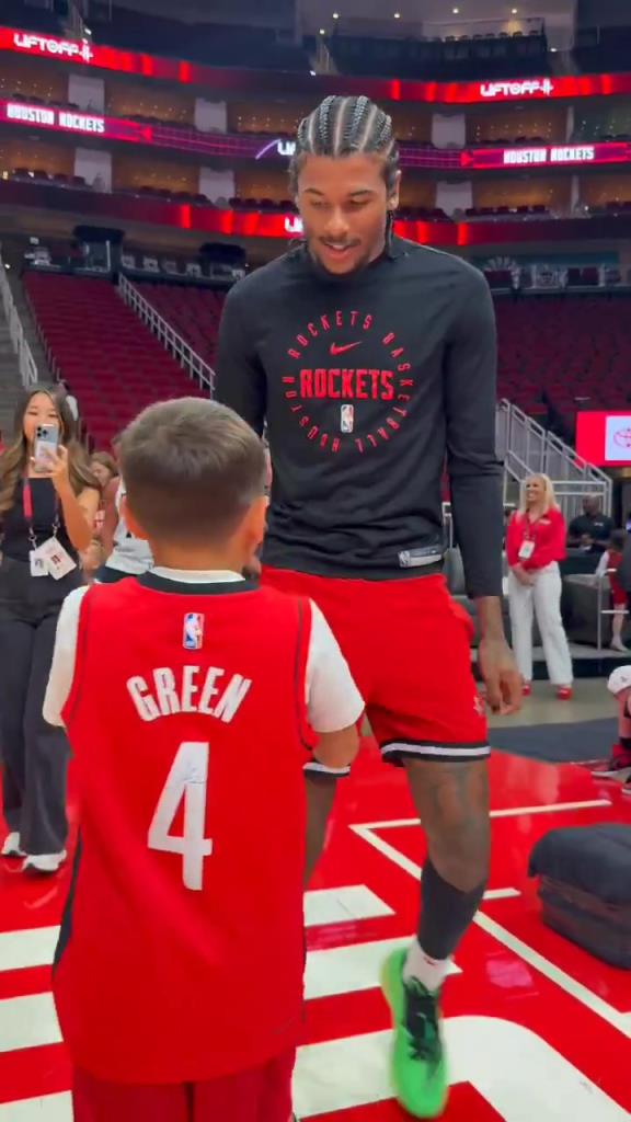 暖心偶像！小球迷賽前得到杰倫格林親簽球鞋球衣