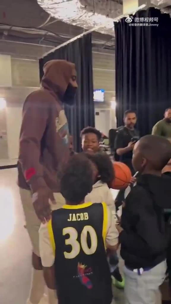 哈登賽后對(duì)小朋友：聽你們家長的話，總有一天你們也會(huì)打進(jìn)NBA