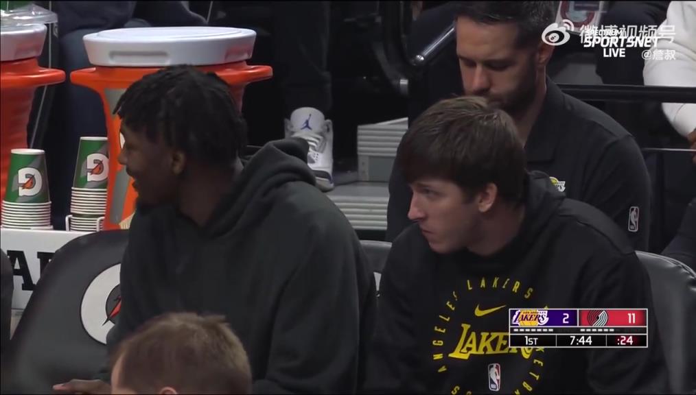 鎖定西部第三愜意得很！里夫斯輪休在板凳席上吃東西被抓拍到了