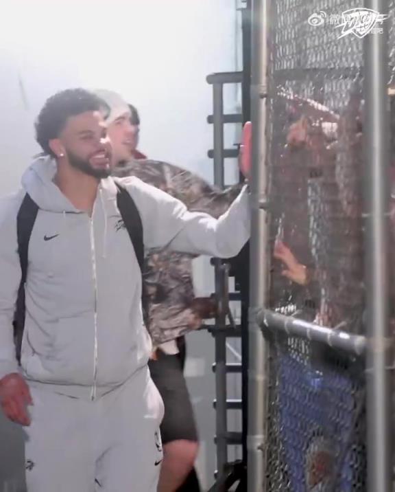 68勝歷史第五傲人戰(zhàn)績！雷霆全員回到OKC，當(dāng)?shù)厍蛎詿崆榻訖C(jī)