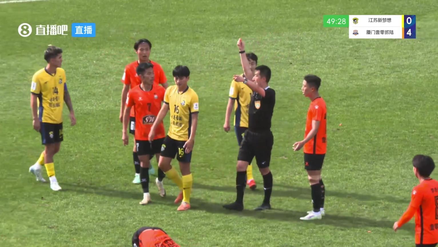 比姆巴佩抬的還高，中冠球員亮鞋釘兇狠蹬踏被裁判直紅驅(qū)逐