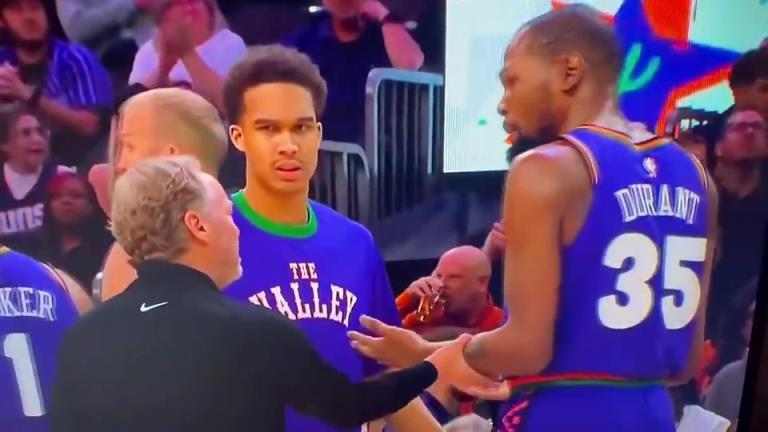 下課導(dǎo)火索？主帥布登此前抓住KD手臂要說什么，被一把甩開！