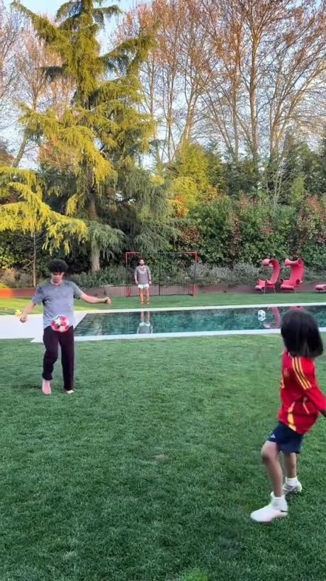 馬塞洛和兒子隔水相傳！大兒子腳法有點(diǎn)東西的！