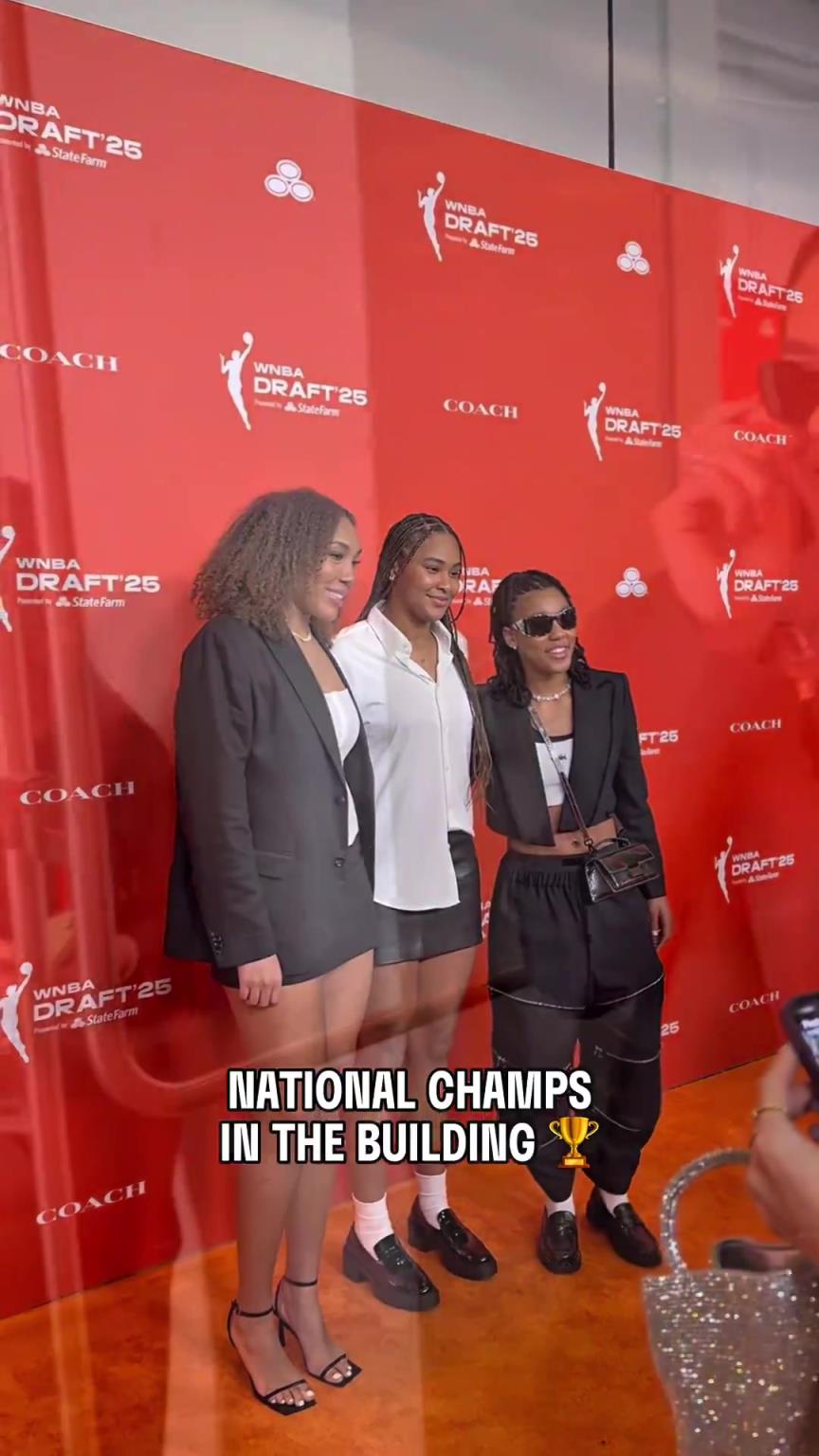 吧友們有喜歡的嗎？WNBA選秀大會(huì)上，到處都有靚麗的風(fēng)景線