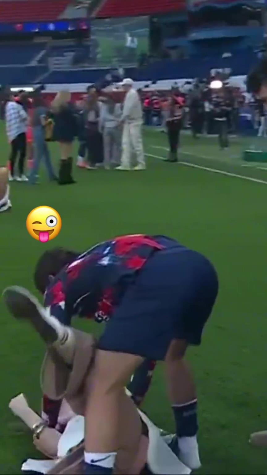 玩這么花??？?jī)?nèi)維斯在家人面前把自己女友按倒在地