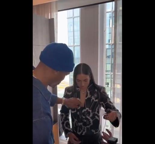威嫂看到要打人的！威少上手幫WNBA妹子整理胸前的衣服