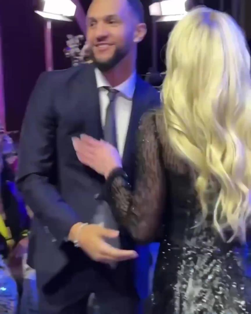 身材姣好！薩格斯的女友海莉被芝加哥天空選中！兩人接吻慶祝