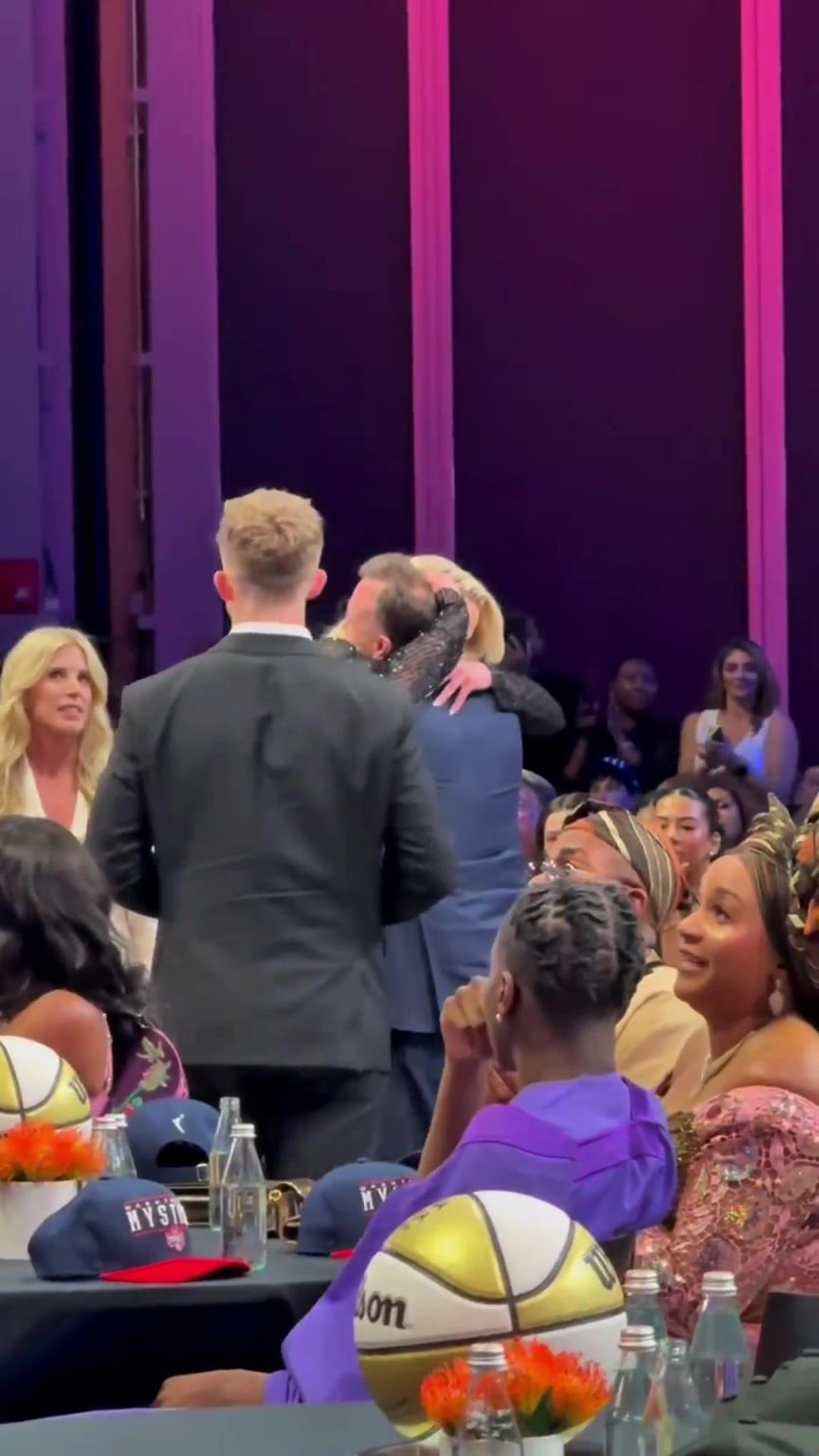 吧友們想看的正臉來(lái)了！薩格斯的女友海莉被選中后感覺(jué)快哭了