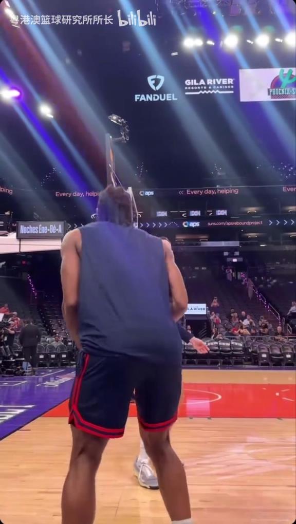 機(jī)器人級(jí)別的靜態(tài)身體！近距離看小卡的賽前熱身！