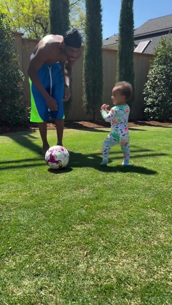 足球要從娃娃抓起！SGA帶娃踢足球，小孩摔倒時(shí)鼓掌“嘲笑”！